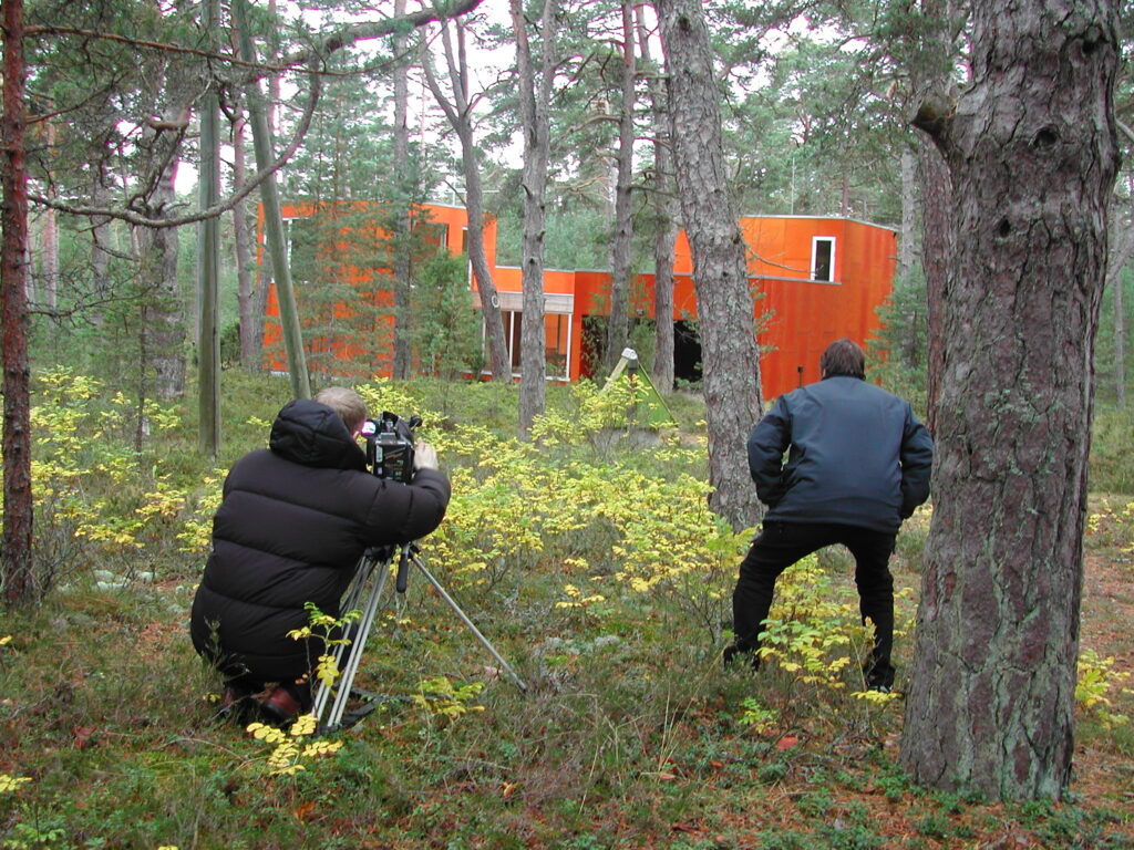 Fotol kaader filmist - Raivo Kotovi ja Andrus Kõresaare projekteeritud eramu filmimine Laulasmaal